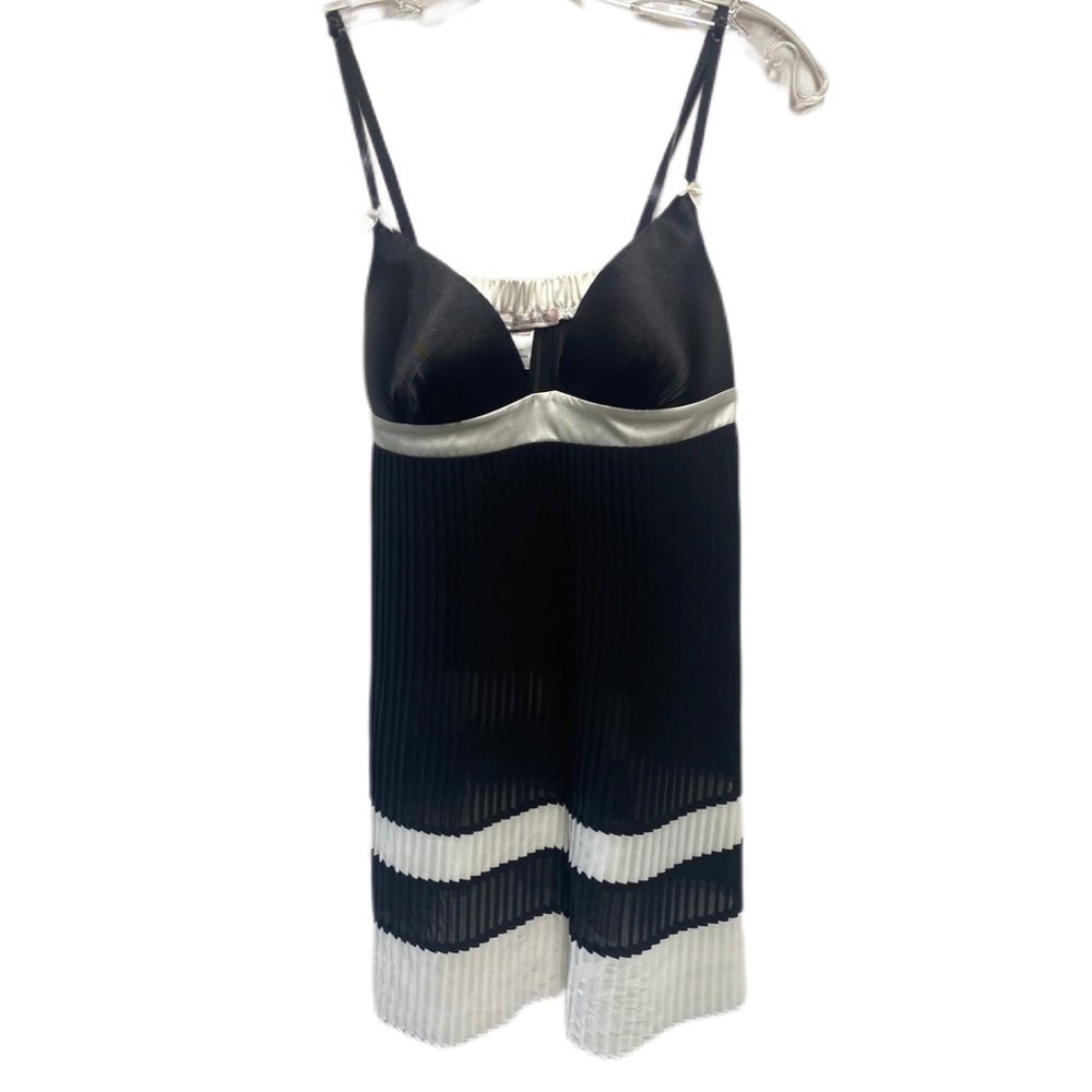 Baby doll slime pleated black and white teddy dress. Size medium